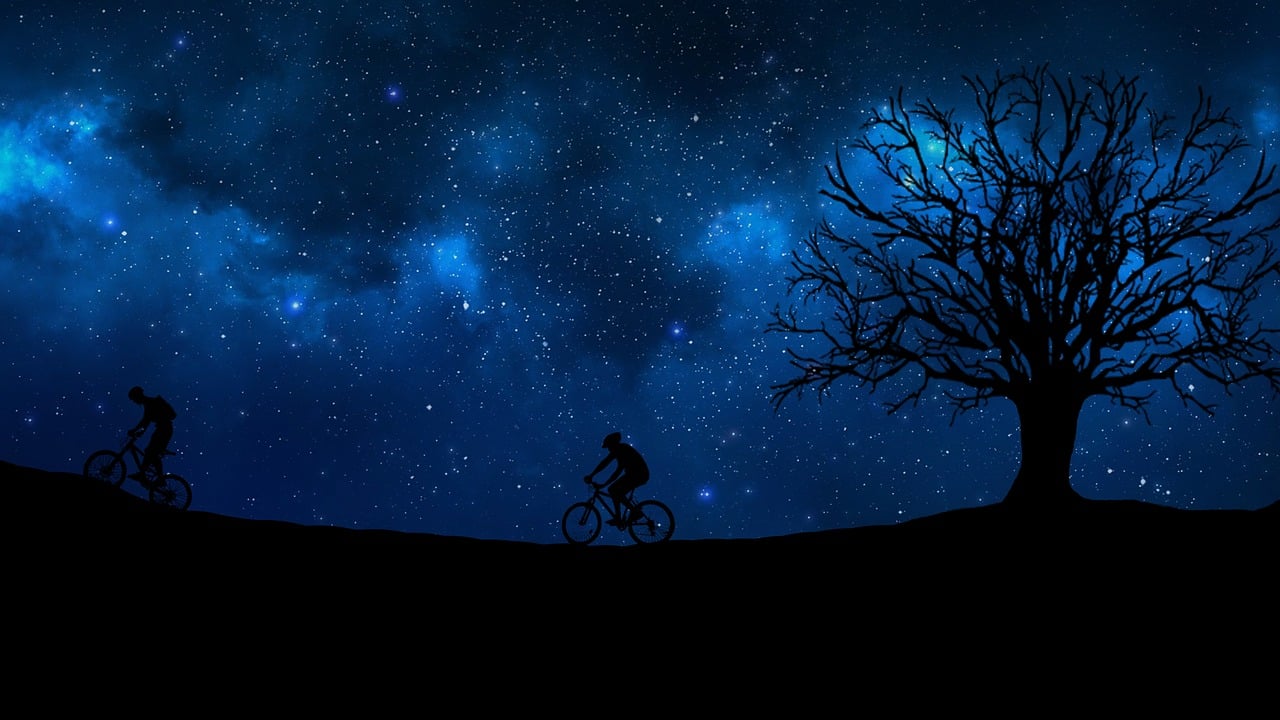 四月明星闪耀璀璨星空，光芒四溢的星辉时刻